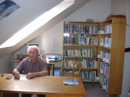 Naší knihovnu vede již dlouhé roky pan Josef Nedvídek